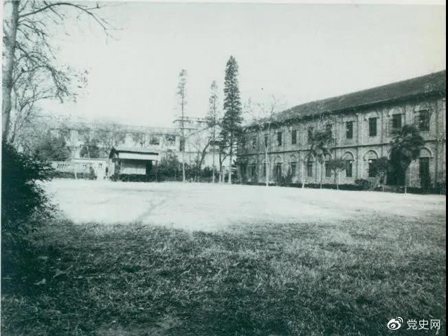 　　1927年3月18日，毛澤東出席在武昌舉行的河南武裝農(nóng)民代表大會，并作湖南農(nóng)運(yùn)狀況報告。圖為大會會場——武昌農(nóng)講所大操場。